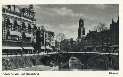 1399 Gezicht op de Oudegracht Weerdzijde te Utrecht met op de achtergrond de Domtoren en op de voorgrond de Bakkerbrug.